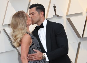 HOLLYWOOD, CA - FEBRUARY 24: Kelly Ripa and Mark Consuelos attend the 91st Annual Academy Awards at Hollywood and Highland on February 24, 2019 in Hollywood, California. (Photo by Dan MacMedan/Getty Images)