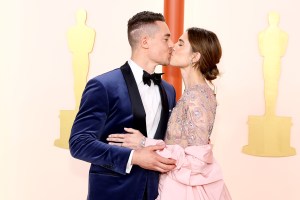 HOLLYWOOD, CALIFORNIA - MARCH 12: (L-R) Alexander Dreymon and Allison Williams attend the 95th Annual Academy Awards on March 12, 2023 in Hollywood, California. (Photo by Arturo Holmes/Getty Images )